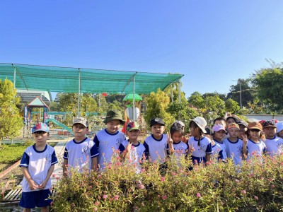 Hoạt động ngoài trời của cô và bé lớp lá 4