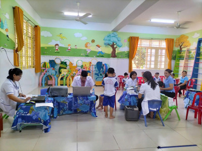 TRẠM Y TẾ XÃ MINH THẠNH TIÊM VACXIN BÙ LIỀU CHO TRẺ CÒN THIẾU TẠI TRƯỜNG